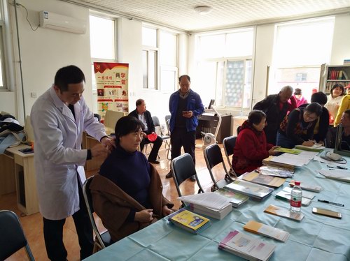 五絕指針技術與中鐵建工集團醫院走進社區開展義診活動