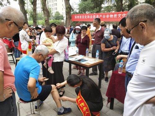 五絕指針療法亮相涿州非遺展現(xiàn)場(chǎng)為市民義診