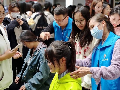 ���z�M(j��n)У�@ ������^ָ����P(gu��n)ע